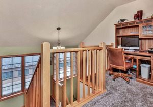 3-story townhome with dock access on Duck Lake, fireplaces, WiFi
