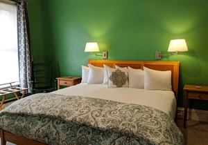 A cozy 1st Floor King B&B room in Downtown Shelburne - Delicious Breakfasts! SHE