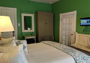 A cozy 1st Floor King B&B room in Downtown Shelburne - Delicious Breakfasts! SHE