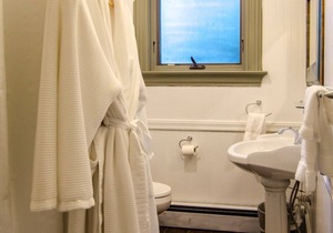 A cozy 1st Floor King B&B room in Downtown Shelburne - Delicious Breakfasts! SHE