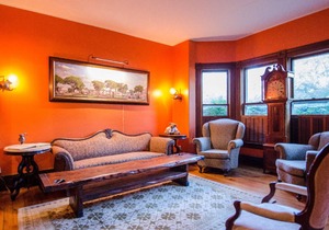 A cozy 1st Floor King B&B room in Downtown Shelburne - Delicious Breakfasts! SHE