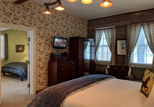 A spacious Ground-level King/King 2-room Suite B&B in Downtown Shelburne - Delicious Breakfasts! BAR