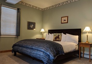 A spacious Ground-level King/King 2-room Suite B&B in Downtown Shelburne - Delicious Breakfasts! BAR