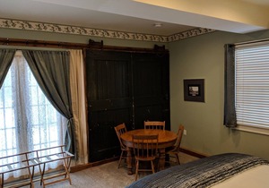 A spacious Ground-level King/King 2-room Suite B&B in Downtown Shelburne - Delicious Breakfasts! BAR