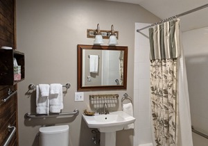 A spacious Ground-level King/King 2-room Suite B&B in Downtown Shelburne - Delicious Breakfasts! BAR