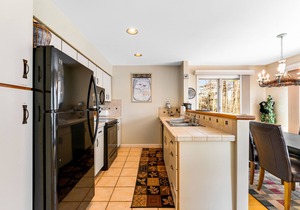 Beautiful Stowe getaway w/shared pool/hot tub, balcony & wood-burning fireplace