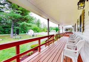 Charming and casual motel in a great location with shared resort amenities