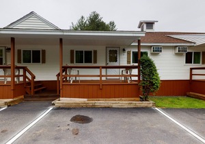 Charming and casual motel in a great location with shared resort amenities