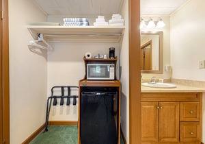 Charming and casual motel in a great location with shared resort amenities