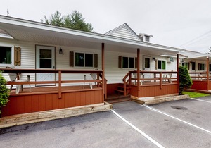 Charming and causal motel in a great location with shared resort amenities