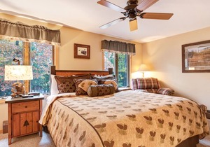 Charming lakefront condo w/ gas fireplace, private deck close on chain of lakes!