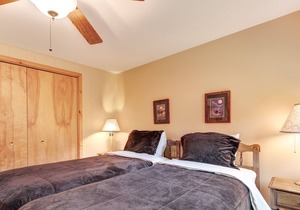 Charming lakefront condo w/ gas fireplace, private deck close on chain of lakes!