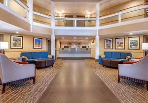 Comfort Inn & Suites at Maplewood