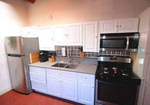 Comfort on Closson- Near Plaza - Fire Pit- Patio