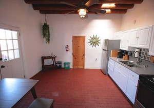 Comfort on Closson- Near Plaza - Fire Pit- Patio