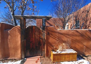Comfort on Closson- Near Plaza - Fire Pit- Patio