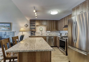 Condo in Great Location, View of Golf Course & SHARC Passes - Dogs OK