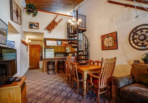 Condo two blocks from the Slopes!
