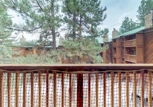 Condo with WiFi & fire - walk to Chile Express Lift