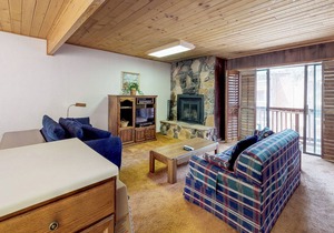 Condo with WiFi & fire - walk to Chile Express Lift
