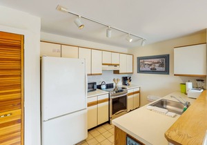 Conveniently located mountain condo with indoor pool & hot tub - close to skiing