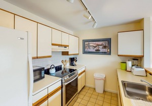 Conveniently located mountain condo with indoor pool & hot tub - close to skiing