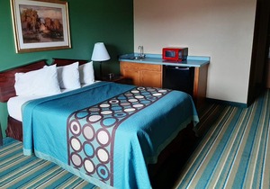 Coratel Inn & Suites New Richmond-Comfort 1 Queen Bed with Kitchenette NS
