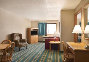 Coratel Inn & Suites New Richmond-Comfort 1 Queen Bed with Kitchenette NS
