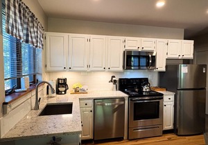COZY ATTITASH GETAWAY: 10 min walk to Attitash w/Pool & Hot tub - Storyland