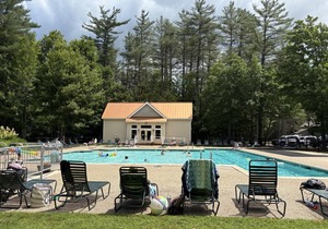 COZY ATTITASH GETAWAY: 10 min walk to Attitash w/Pool & Hot tub - Storyland