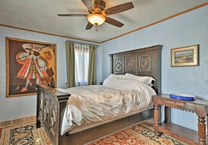 Cozy 'Blue Adobe' w/ Steam Room 2 Mi. from Taos!