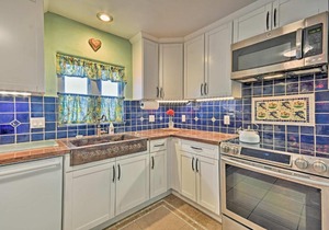 Cozy Blue Adobe with Steam Room 2 Mi from Taos!