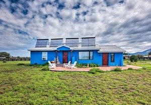 Cozy Blue Adobe with Steam Room 2 Mi from Taos!