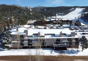 Cozy Condo located two blocks from the Slopes!