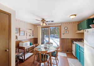Cozy, family-friendly, riverview condo w/a furnished patio & gas fireplace