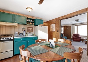 Cozy, family-friendly, riverview condo w/a furnished patio & gas fireplace