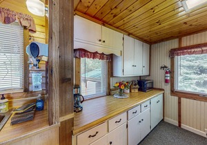 Cozy, lakefront cottage w/a firepit,kayak,shared patio, gas grill, & free WiFi