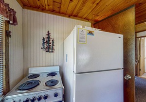 Cozy, lakefront cottage w/a firepit,kayak,shared patio, gas grill, & free WiFi