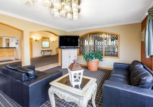 Days Inn & Suites by Wyndham Kalamazoo