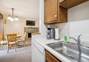 Deluxe Two Bedroom Suite on the 1st floor with outdoor heated pool 10102