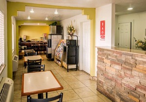 Econo Lodge East