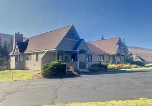 F2 Comfortable golf course townhouse within walking distance of Mount Washington Hotel