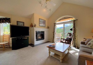 F2 Comfortable golf course townhouse within walking distance of Mount Washington Hotel