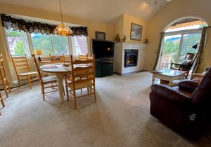 F2 Comfortable golf course townhouse within walking distance of Mount Washington Hotel