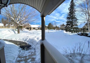 F7 Comfortable golf course townhouse within walking distance of Mount Washington Hotel!