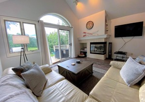 F7 Comfortable golf course townhouse within walking distance of Mount Washington Hotel!
