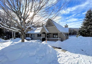 F7 Comfortable golf course townhouse within walking distance of Mount Washington Hotel!