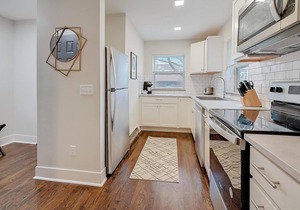 Frontdesk | Bright Studio Apt near Walnut Hills