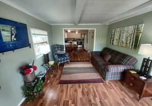 Lakeview Cottage: Spacious Lakeside Retreat for Families and Friends