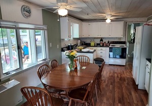 Lakeview Cottage: Spacious Lakeside Retreat for Families and Friends